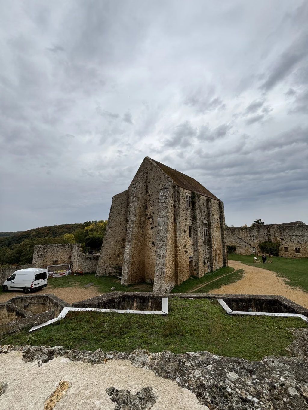 Le château de la Madeleine dominant la vallée de Chevreuse